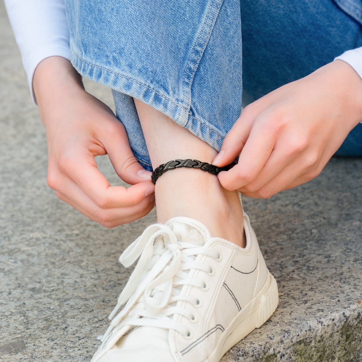 Ultra Strength Titanium Magnetic Therapy Anklet for Women (Black)